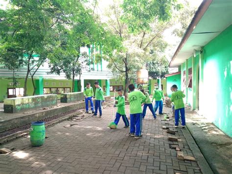 Upayakan Lingkungan Bebas Sampah Guru Ajak Siswa Tingkatkan Kepedulian