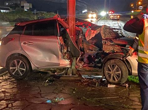 Motorista Perde Controle Do Carro E Colide Em Poste Na Ers Em