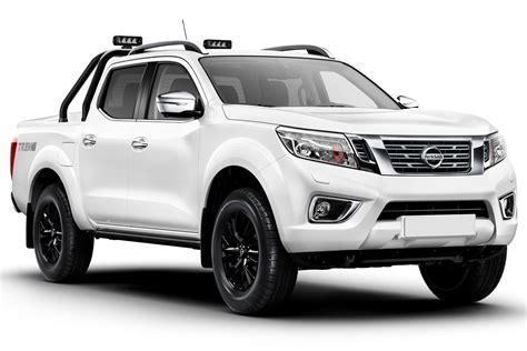 Nissan Navara pickup interior, dashboard & satnav | Carbuyer