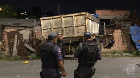 VÍDEO caçamba perde o freio em ladeira e invade casa na Zona Norte de