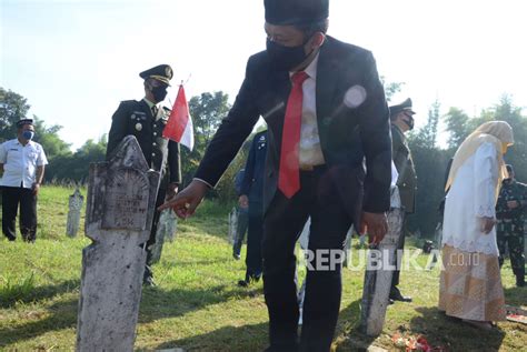 Ziarah Kubur Peringati 75 Tahun Bandung Lautan Api Republika Online