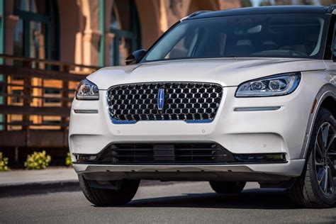 Lincoln amps up Corsair crossover with plug-in hybrid drivetrain - CNET