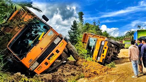 Evakuasi Insiden Terguling Dua Truck Fuso Muatan Batubara Dan Buah