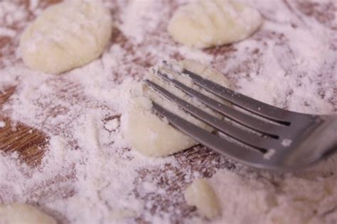 Gnocchi de batata molho de sálvia e manteiga Segredos da tia Emília