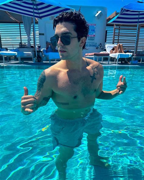 Luan Santana posa sem camisa na piscina e fãs se empolgam Famosos gshow