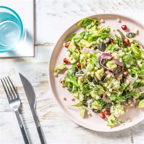 Salade de couscous perlé à la sud américaine garnie de feta d avocat