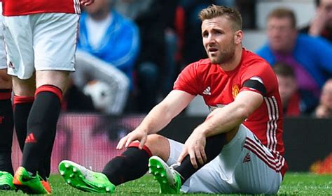 Luke Shaw Injury Man United Star Taken Off Against Swansea Football