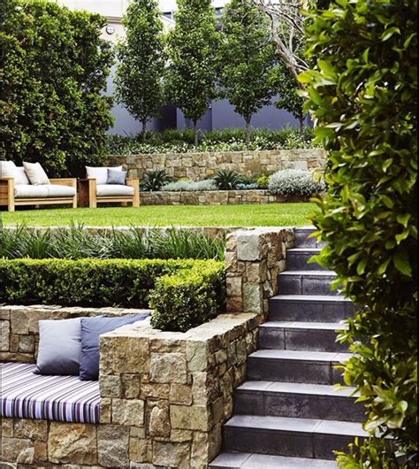 Jardín con desniveles Terraced Landscaping, Small Backyard Landscaping, Backyard Garden ...