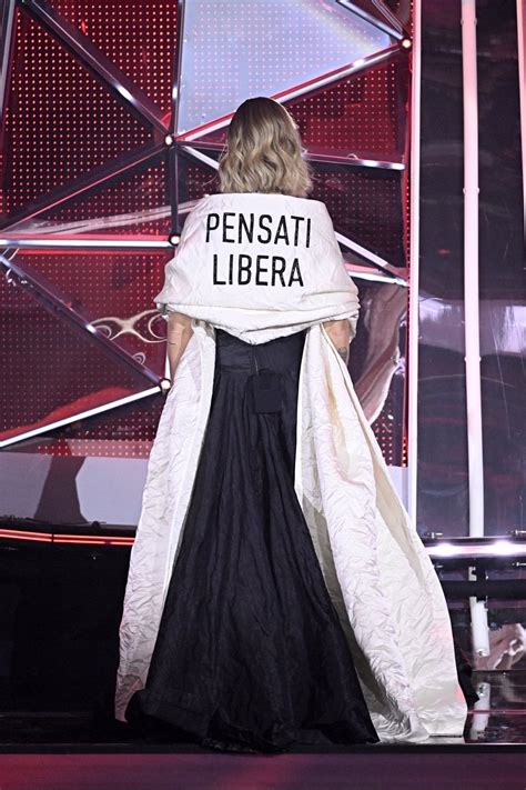 Chiara Ferragni Il Look A Sanremo E La Scritta Pensati Libera La