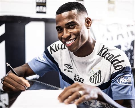 Santos FC acerta compra junto ao Mônaco e assina contrato de quatro