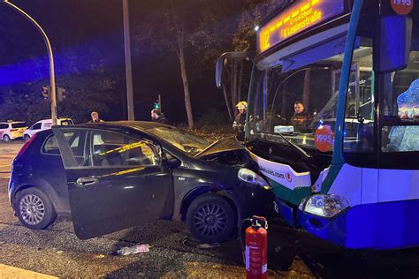 Frontalcrash an Kreuzung Bus übersieht beim Abbiegen Lieferdienst