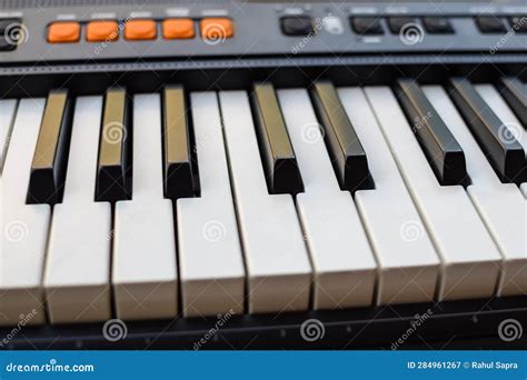 Vestimenta Das Teclas De Piano As Teclas Pretas E Brancas Do Piano E O