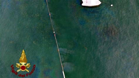 Lazise Sversamento Di Gasolio Nel Lago Da Una Barca Al Porto Vecchio