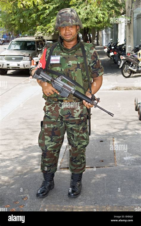 Thai Police Officer Guard Thai Hi Res Stock Photography And Images Alamy