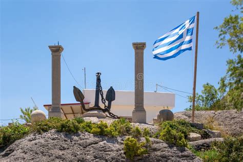 Columnas Antiguas Con Isla De Rodas De Anclas Grecia Foto De Archivo