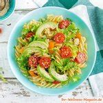 Avocado Salat Mit Gurke Brokkoli Und Ei Gesundes Low Carb Rezept Zum