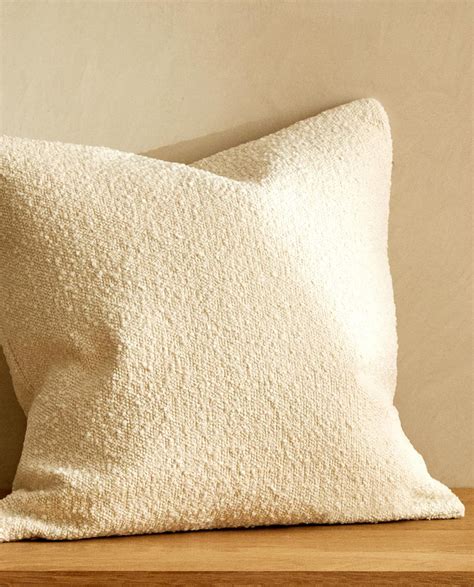 Un Coussin En Laine Boucl E Tr S Styl