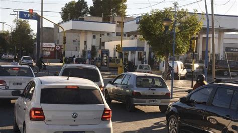 Cargar nafta es una odisea en Neuquén hay largas filas y horas de