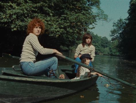 C Line Et Julie Vont En Bateau