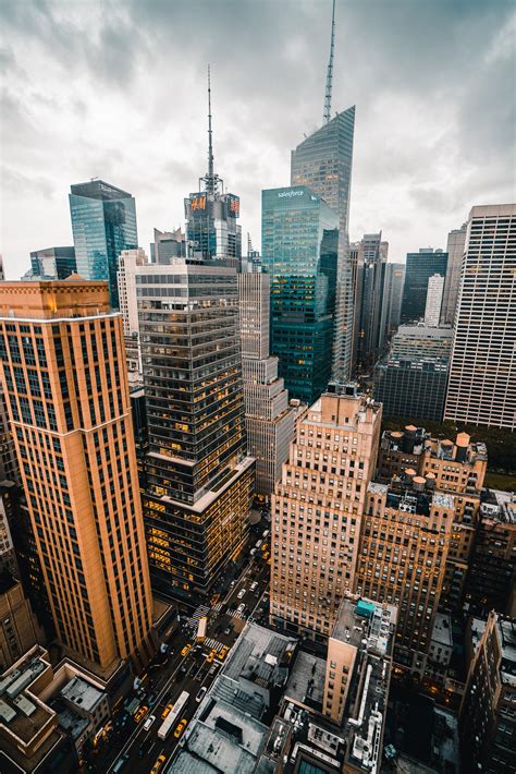 Tourists flock to midtown manhattan new york despite rising costs 12