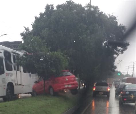 Durante chuva acidentes de trânsito na Torquato Tapajós deixam