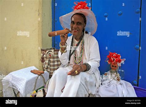 Femme Cubaine En Costume Traditionnel Banque De Photographies Et D