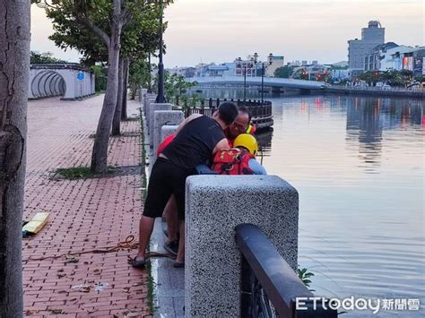 快訊／台南運河驚見女浮屍！身穿淡藍上衣、條紋長褲 身分待查 Ettoday社會新聞 Ettoday新聞雲