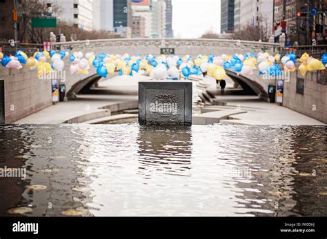 Cheonggyecheon stream in Seoul Stock Photo - Alamy