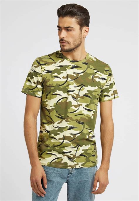 Guess Mit Tarnmuster Print T Shirt Print Grün Groen Zalando Nl