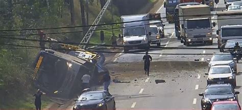 Caminh O Perde Os Freios E Atinge Nibus No Anel Rodovi Rio Em Bh