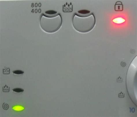 На стиральной машине Самсунг горит замок, мигает красный индикатор ...