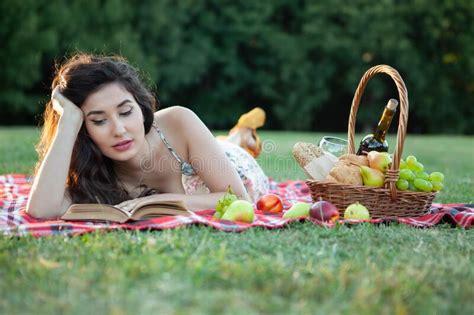 Mujer Sexy Morena En Frazada De Picnic En El Parque Foto De Archivo Imagen De Verde Alimento