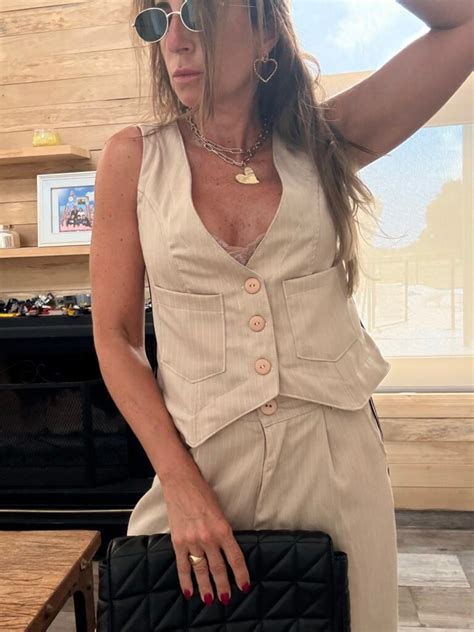 Chaleco Sastrero Charleston Nude Rayado Vivos Negros Y Crema Kowloon Outfit