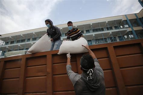 UNRWA distributes food aid to families in Gaza – Middle East Monitor