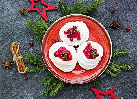 Porci N Pavlova Merengue Pasteles Con Crema Y Salsa De Ar Ndanos En La