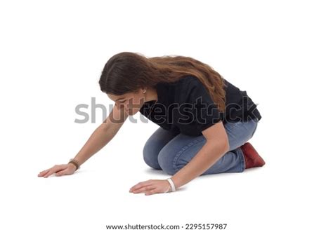 16080 Imágenes De Young Girl Kneeling Imágenes Fotos Y Vectores De Stock Shutterstock