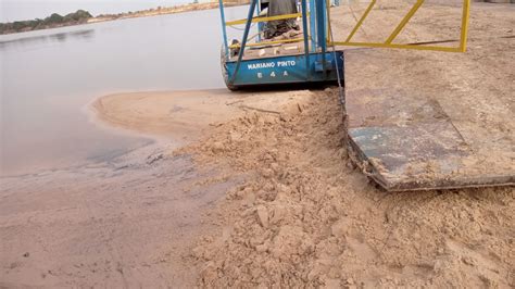 Banco de areia impede passagem de caminhões na Balsa do Mariano Pinto