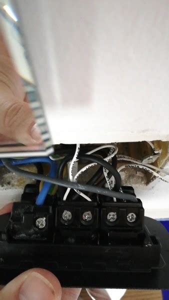 Perchè la spia led dell'interruttore è poco luminosa? - habitissimo