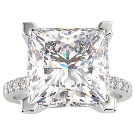 Bague Halo en diamant taille princesse certifié GIA En vente sur 1stDibs