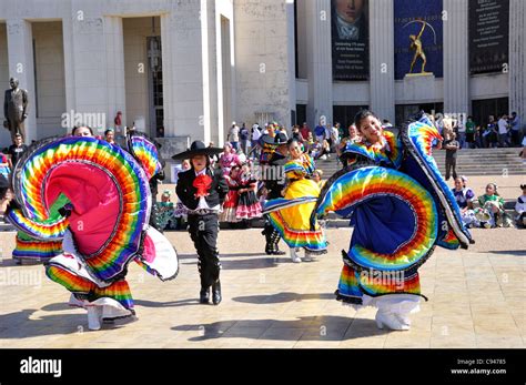 Mexican traditional dancing Stock Photo - Alamy