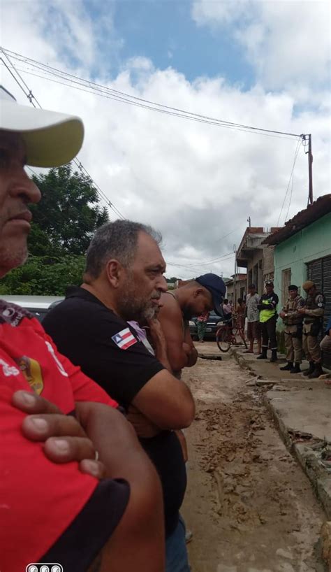 Moradores Bloqueiam Rua Para Reivindicar Melhoria Em Pavimenta O