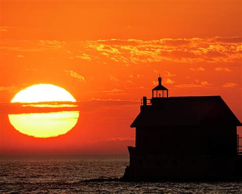 Sunset At Grand Haven Lighthouse Photograph By Roger Swieringa Fine