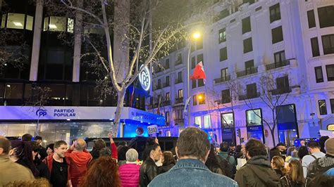 Cientos De Personas Se Concentran Ante La Sede Del Pp Para Pedir La