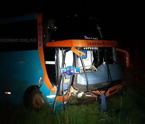 Motorista de VW Gol morre após colidir de frente ônibus na BR 365