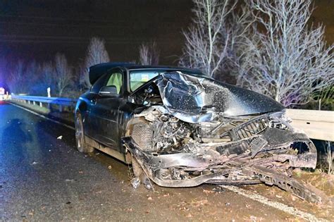 A Mehrere Schwerverletzte Nach Heftigem Crash Auto Setzt Notruf Ab