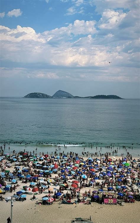 Guilhermina Guinle Se Refresca Da Onda De Calor Em Dia Na Praia Rio