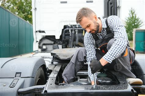 hombre en uniforme camión reparar coche Funcionamiento defectuoso