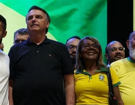 Em Salvador Bolsonaro lança candidatura da esposa e diz ser o ex mais