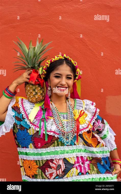 Una Joven Bailarina De La Compañía De Danza Flor De Pina De San Juan