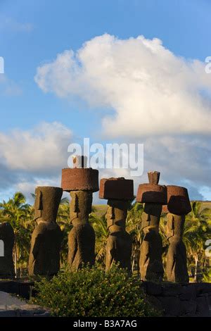 Gigante Di Pietra Monolitica Moai Statue A Rano Raraku Rapa Nui L